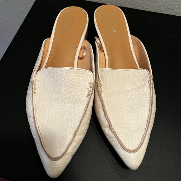 Express White Mules with Pointed Toe and Textured Design - Picture 1 of 4
